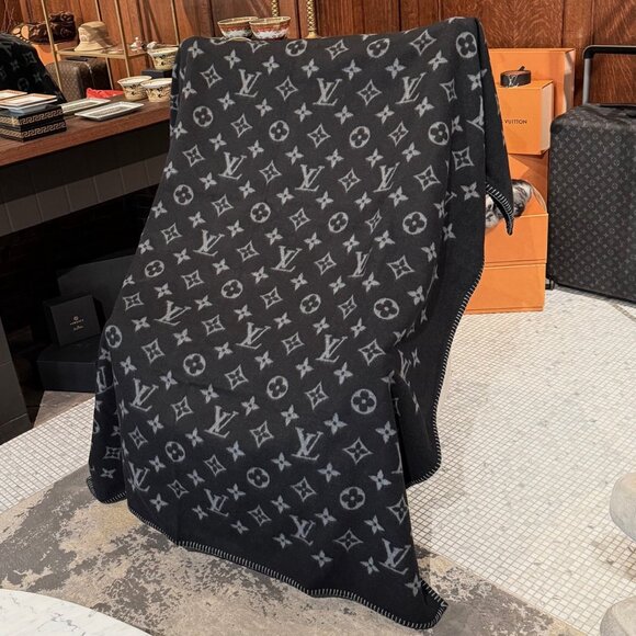 Louis Vuitton Neo Monogram Eclipse Black Wool Blend Blanket - Picture 4 of 10